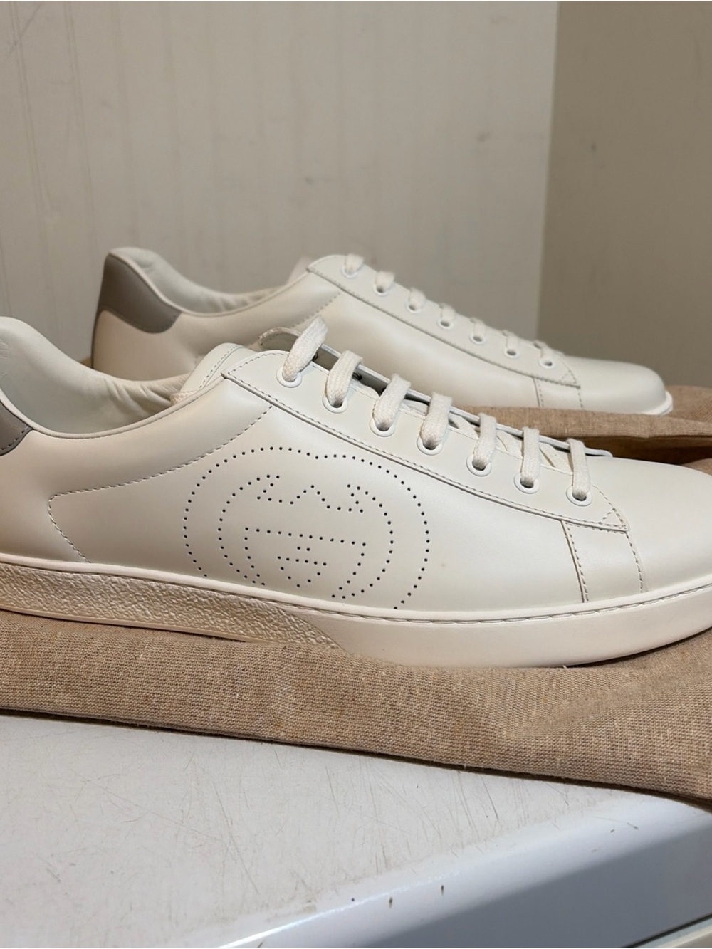 Gucci Men’s White Leather Sneakers with Gray Heel Accent Brand New NoBox!!